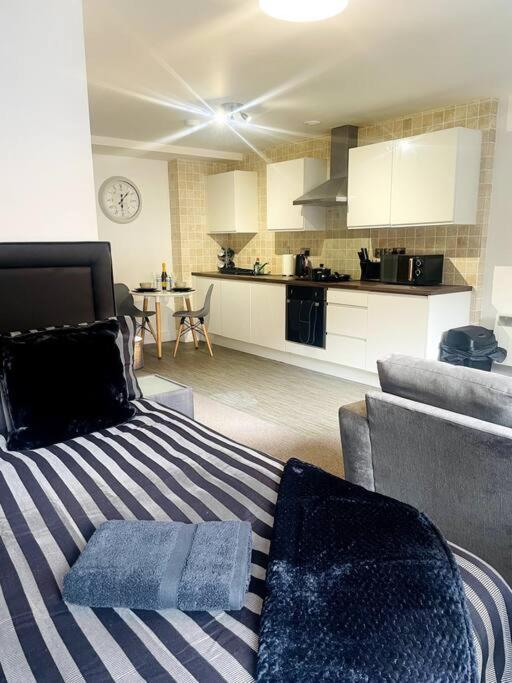 דרבי #215 1 Bed Serviced Apartment מראה חיצוני תמונה