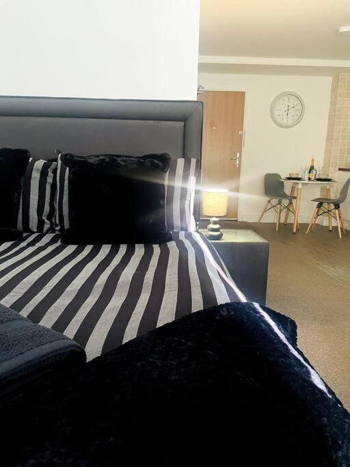 דרבי #215 1 Bed Serviced Apartment מראה חיצוני תמונה