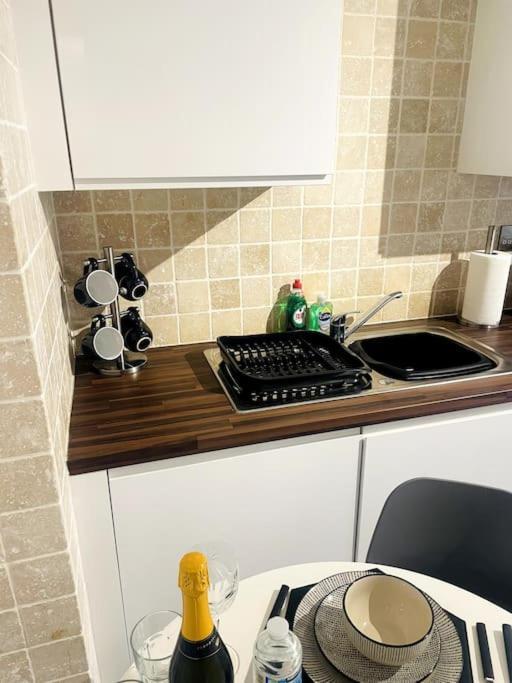 דרבי #215 1 Bed Serviced Apartment מראה חיצוני תמונה